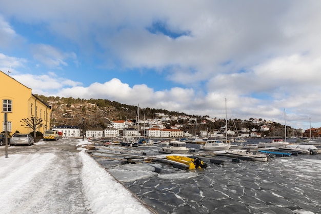 Blocos de gelo no fiorde da cidade e porto de risor, uma pequena cidade na parte sul da noruega