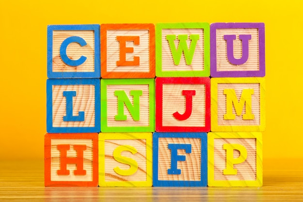 Blocos de madeira alfabeto com letras