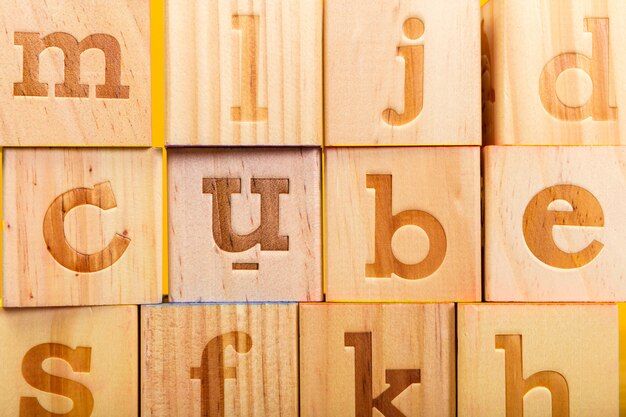 Blocos de madeira alfabeto com letras