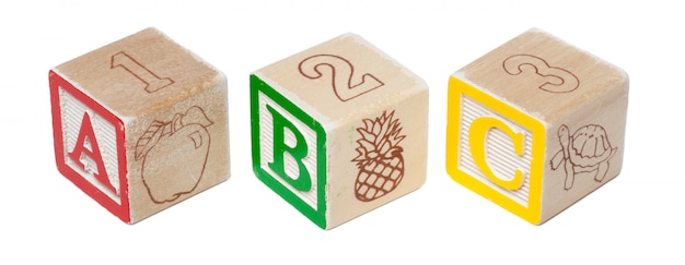blocos de madeira alfabeto superfície isolados