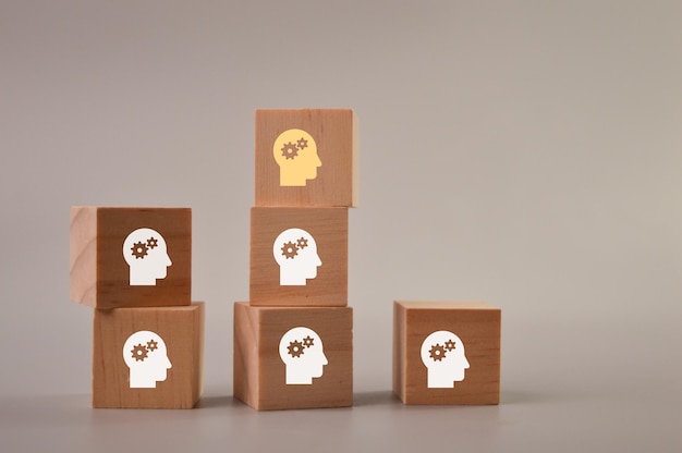 Foto blocos de madeira com símbolos de cabeça humana ideia criativa e conceito de inovação