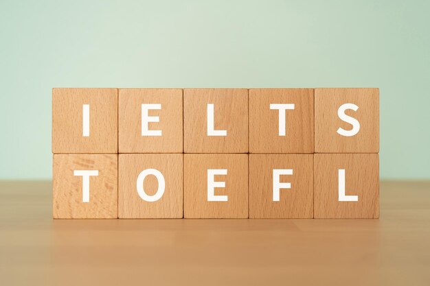 Blocos de madeira com texto de conceito IELTS e TOEFL.