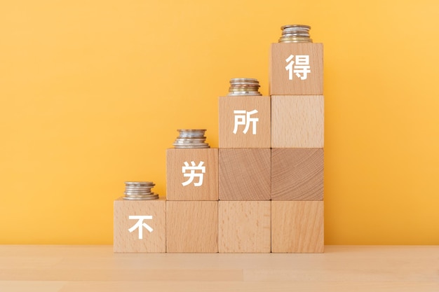 Blocos de madeira com texto furoushotoku de conceito e moedas