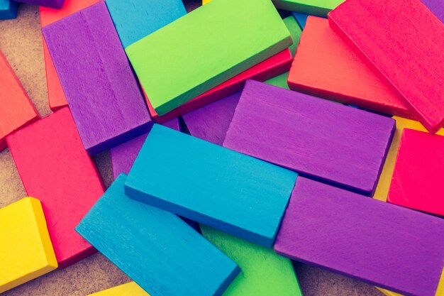 Foto blocos de madeira de várias cores espalhados aleatoriamente