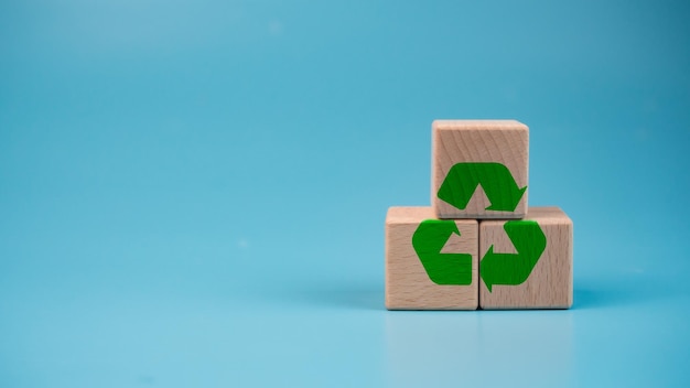 Foto blocos de madeira empilhados com símbolo de reciclagem verde conceito de reciclagem