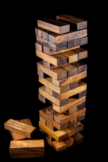 Blocos de madeira (JENGA) Sobre fundo preto