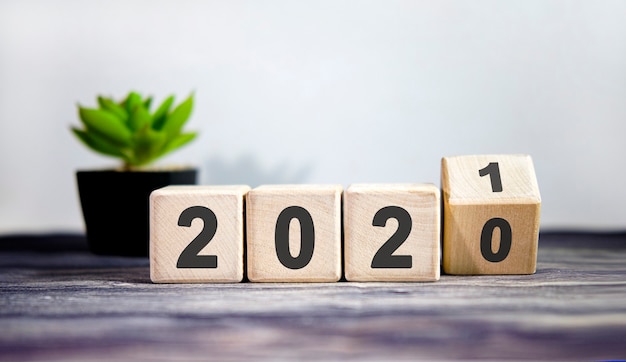 Blocos de madeira para mudança do ano de 2020 a 2021. Conceito de ano novo e férias.