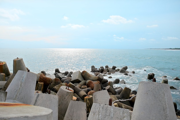 Blocos de quebra-mar no glagah beach kulon progo, yohyakarta