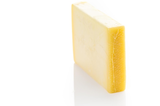 Blocos de queijo gruyere em um fundo branco.