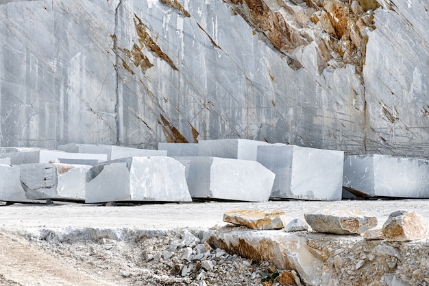 Blöcke aus geschnittenem weißem Carrara-Marmor