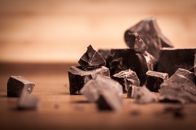 Foto blöcke und stücke aus dunkler schokolade