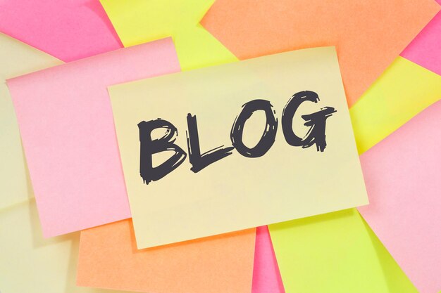 Blog escribiendo blogger concepto de negocio en línea papel de nota