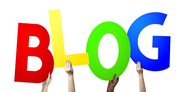 Blog manos humanas sosteniendo letras coloridas