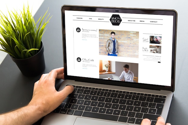 Blog de la pantalla del sitio web portátil en el escritorio