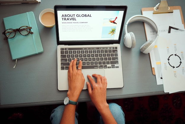Blog de viajes blogger manos y sitio web portátil y red social con escritor e inspiración para contenido de aventura global Correo electrónico de tecnología y wifi con motivación de escritura y vista superior en línea