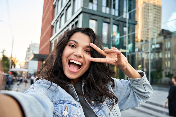 Foto blogger africana registra viagem vlog filmando selfie olhando para a câmera na cabeça