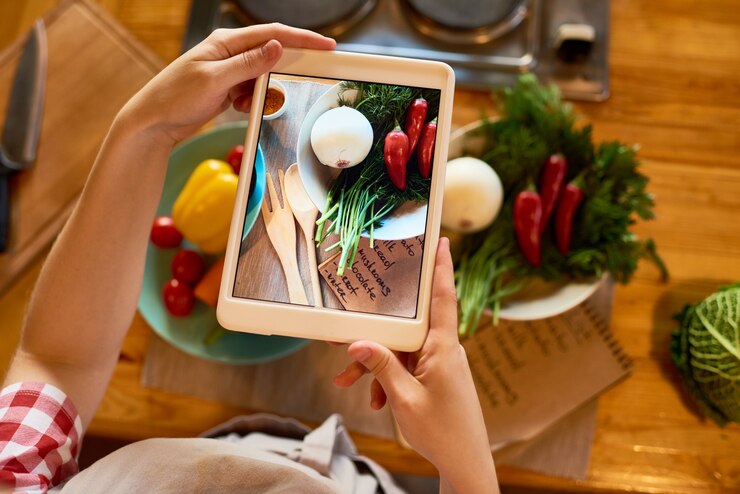 Foto blogger de alimentos enfocado en el trabajo