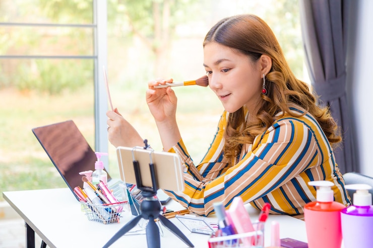 Foto blogger aplicando maquillaje en su casa