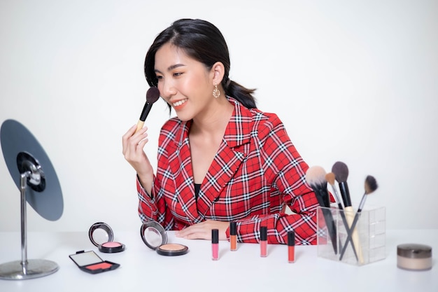 Blogger de belleza de Asia Woman se maquilla, revisa productos de belleza para videoblog