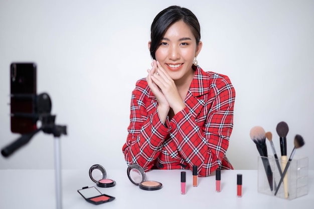 Blogger de belleza de Asia Woman se maquilla, revisa productos de belleza para videoblog