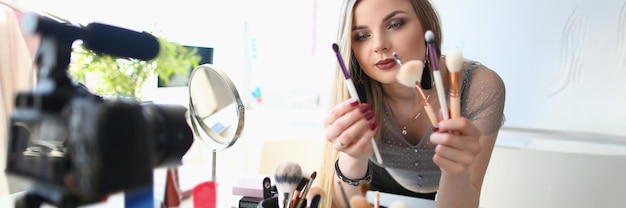 Blogger de belleza graba videos diarios de rutinas de maquillaje de mujeres en cámara