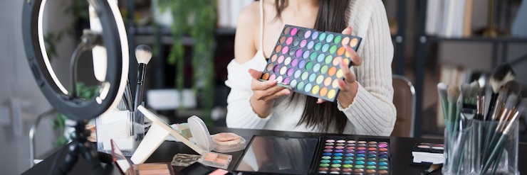 Foto blogger de belleza joven artista de maquillaje asiática mujer profesional blogger vlogger está mostrando productos cosméticos con grabación de video influencer de belleza chica asiática video marketing en línea transmisión en vivo