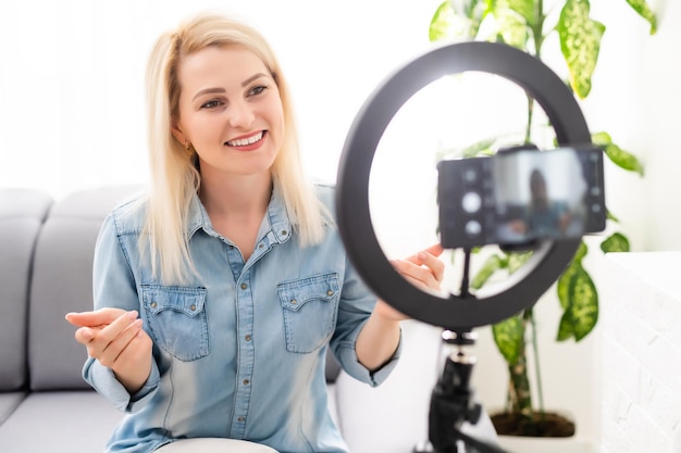 Blogger de belleza de mujer madura, graba videos de maquillaje para mujeres mayores.