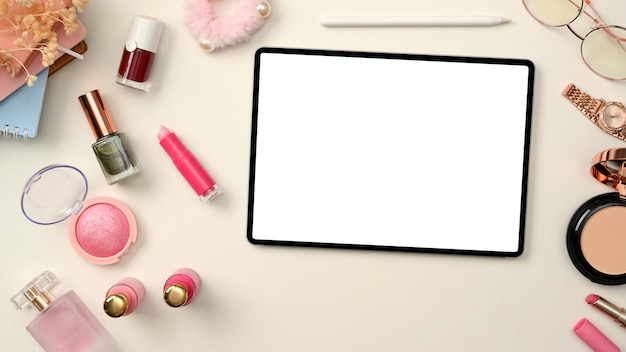 Blogger de belleza o espacio de trabajo de maquillador con maqueta de tableta y cosméticos sobre fondo blanco