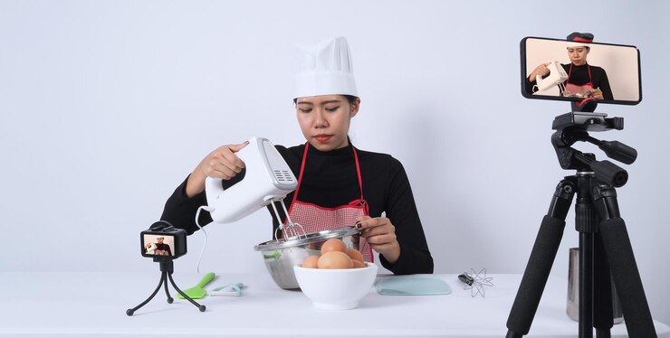 Foto blogger de comida cocinera asiática transmitiendo en vivo
