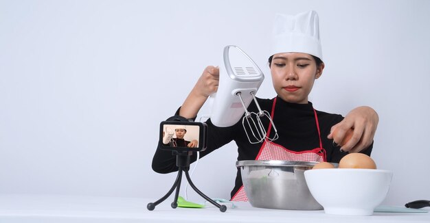 Blogger de comida Cocinera asiática transmitiendo en vivo