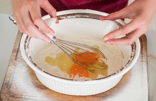 Blogger de comida. estudiar cómo cocinar por receta. cocinar en la cocina. eligiendo futura carrera. casi listo para comer. solo alimentos saludables y orgánicos. menú profesional. el chef amasa la masa con una batidora.