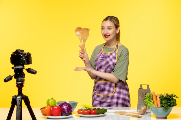 Blogger de comida lindo chef saludable grabando video para redes sociales con utensilios de madera