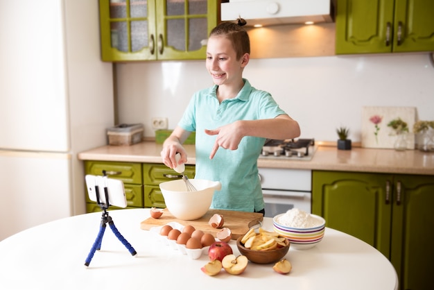 Blogger de comida trabajando en la cocina