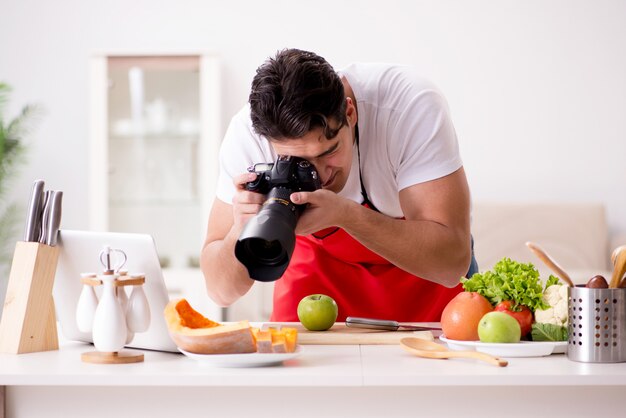 Blogger de comida trabajando en la cocina