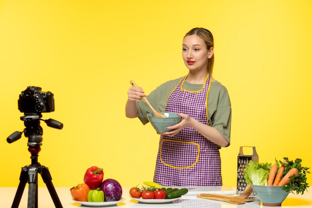 Blogger de comida muito fofo e saudável chef gravando vídeo para mídia social fazendo salada