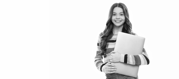 Blogger de la escuela sostiene el ordenador niño listo para la lección aislado en blanco retrato de niña de la escuela con portátil póster horizontal encabezado de pancarta con espacio de copia