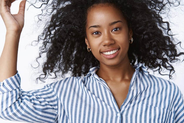 Blogger de estilo de vida de moda femenina de primer plano jugando al corte de pelo revisando el cabello sonriendo ampliamente mirando confiado descarado sonriendo alegremente divirtiéndose caminando explorando las cafeterías del centro de fondo blanco