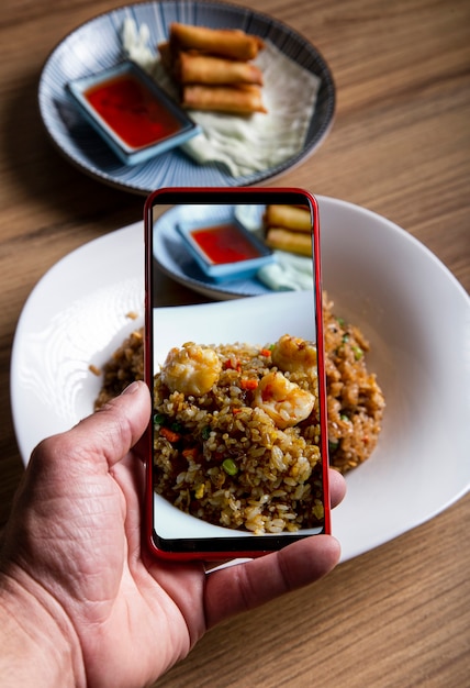 Blogger fotografiert die Gerichte auf dem Tisch des orientalischen Restaurants