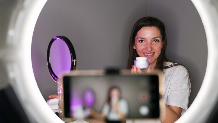 Foto blogger garota mostra creme para a pele.