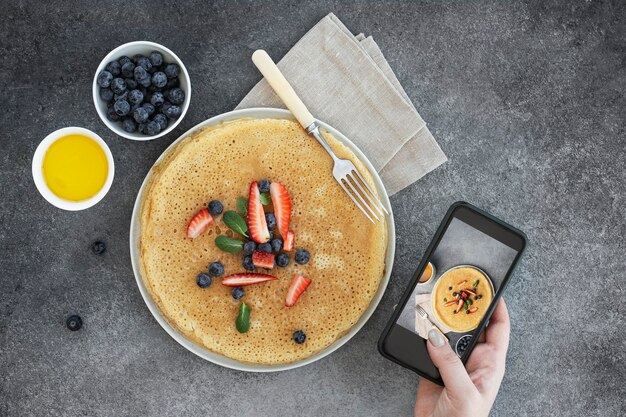 blogger gastronómico y fotógrafo gastronómico toma fotografías de panqueques