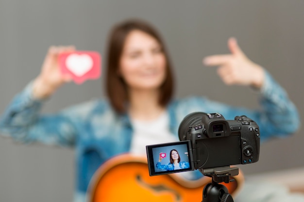 Blogger gravando videoclipes em casa