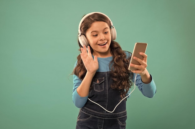 Blogger-Lebensstil Videoanruf Kleines Mädchen mit Smartphone Kleines Mädchen mit Handy Kind lernt neue Technologie Netter Handy-Technologie-Benutzer Ansehen von Videos auf Mobilgerät