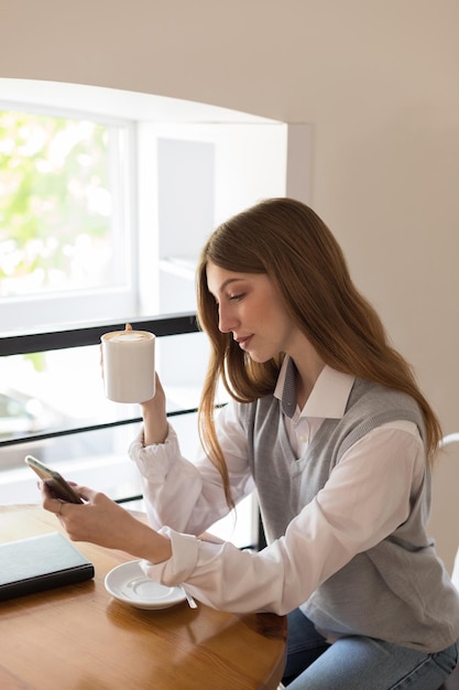 Blogger mit Cappuccino im Café-Porträt