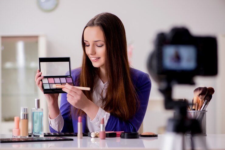 Foto blogger de moda de belleza grabando video para blog