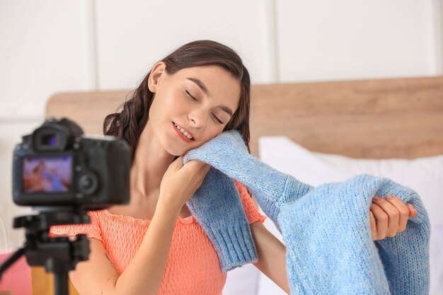 Foto blogger de moda joven grabando video en casa