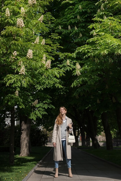 Blogger de moda en un paseo por el parque soleado