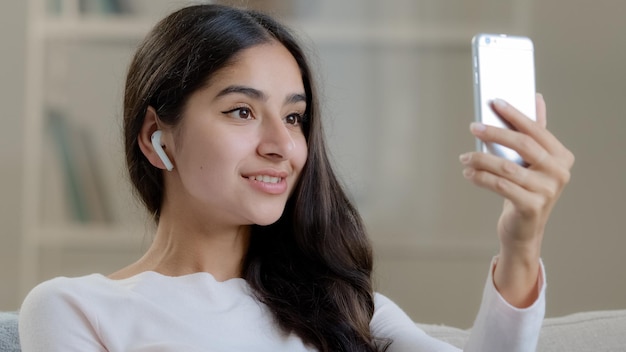 Blogger mujer árabe joven hermosa mujer bonita influencer en auriculares inalámbricos auriculares