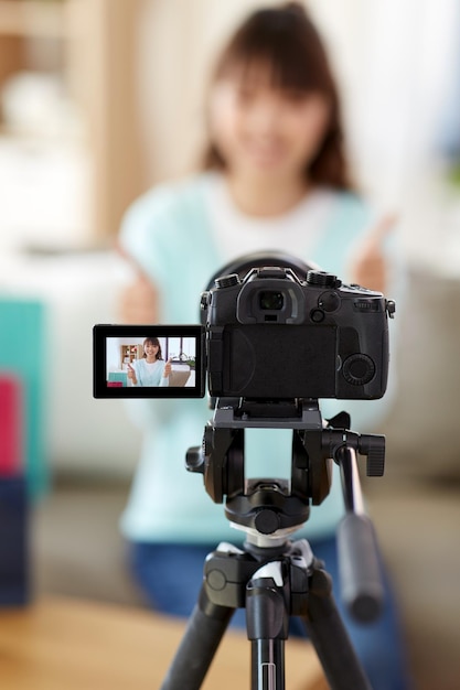 Foto blogger mujer haciendo un video blog sobre compras