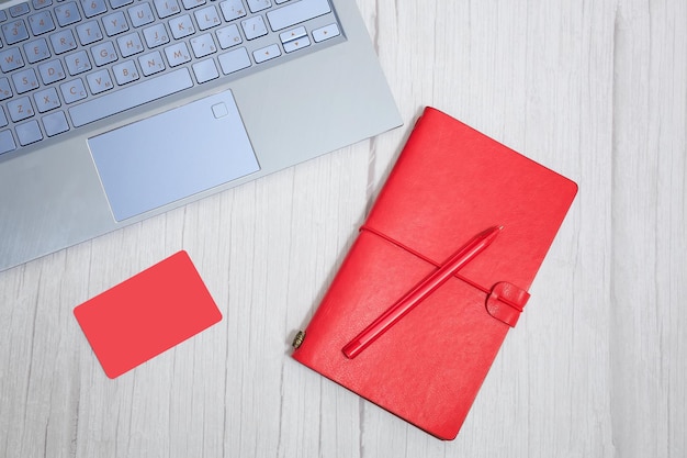Blogger o espacio de trabajo independiente con bolígrafo de tarjeta de cuaderno rojo y teclado sobre fondo blanco Concepto de negocio y comunicación Foto de alta calidad