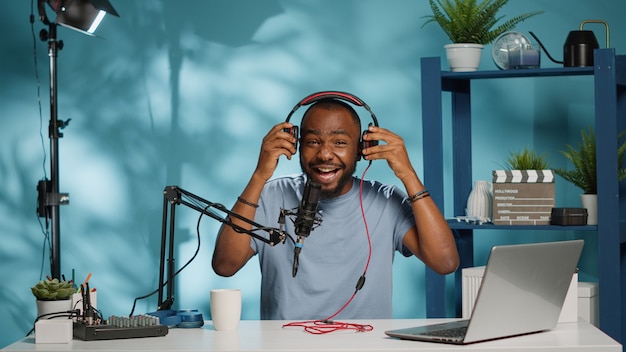 Blogger probando auriculares para revisar el producto en la cámara